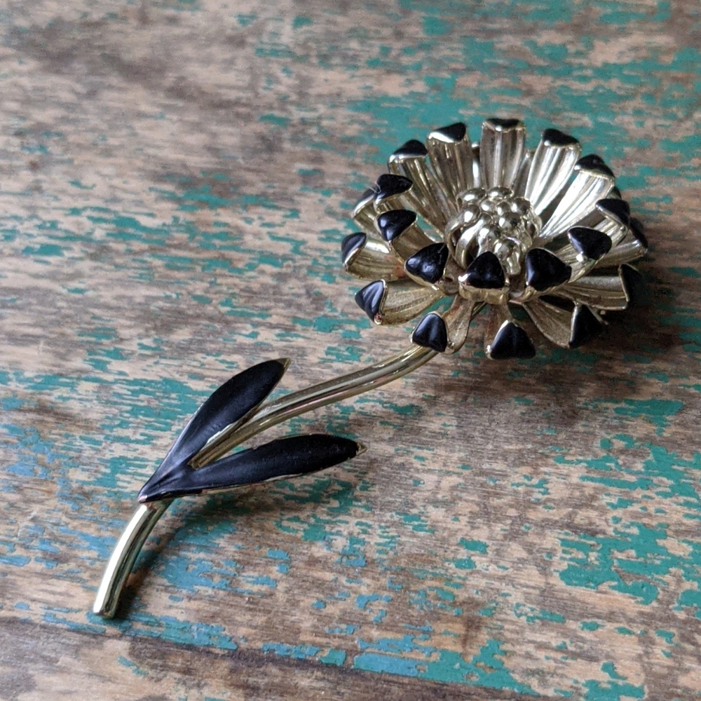 Vintage Gold and Black Enamel Chrysanthemum Flower Retro Brooch Pin